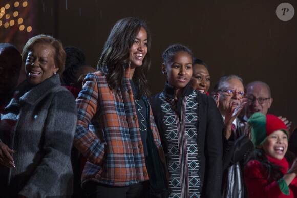 Malia et Sasha, les deux filles de Barack Obama lors de la cérémonie d'illumination du sapin de Noël de la Maison Blanche, le 6 décembre 2013 à Washington