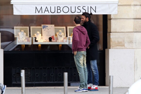 Exclusif - Thomas Vergara et Tarek, le frère de Nabilla Benattia, font les bijouteries afin d'acheter la bague de fiançailles de Nabilla. Ils trouveront leur bonheur chez Mauboussin. Le 18 octobre 2013.