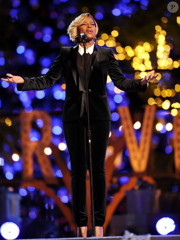 Mary J. Blige chante lors de l'illumination du sapin de Noël du centre commercial The Grove à Los Angeles. Le 17 novembre 2013.