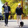 Amanda Bynes promène son chien avec sa mère Lynn Organ à Thousand Oaks, le 8 décembre 2013.