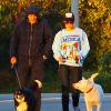 Amanda Bynes se balade avec ses parents et ses chiens à Thousand Oaks, le 7 décembre 2013.