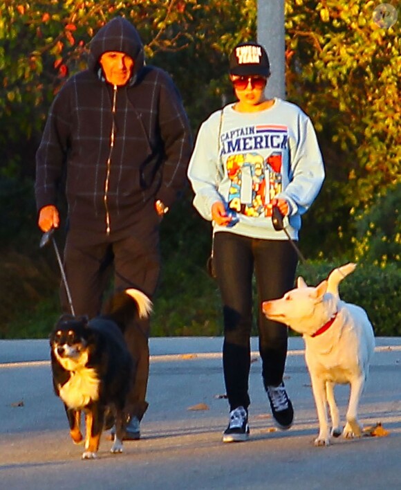 Amanda Bynes se balade avec ses parents et ses chiens à Thousand Oaks, le 7 décembre 2013.