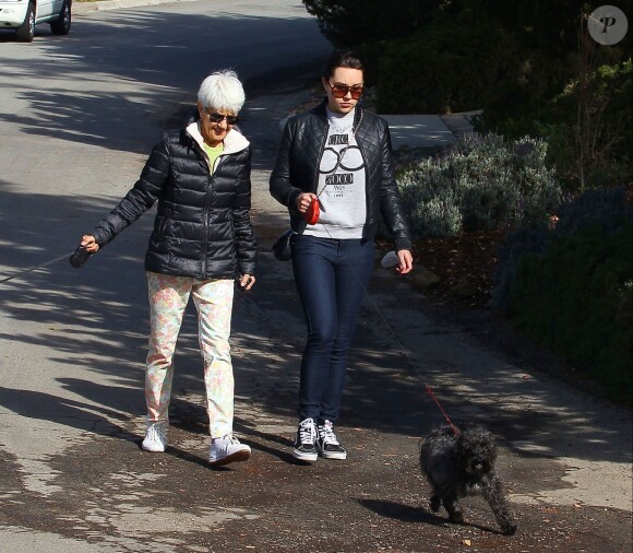 Amanda Bynes promène son chien avec sa mère Lynn Organ à Thousand Oaks, le 8 décembre 2013.
