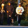 Amanda Bynes se balade avec ses parents et ses chiens à Thousand Oaks, le 7 décembre 2013.