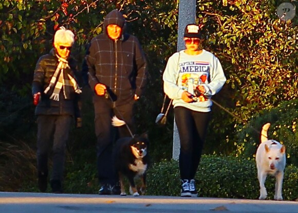 Amanda Bynes se balade avec ses parents et ses chiens à Thousand Oaks, le 7 décembre 2013.