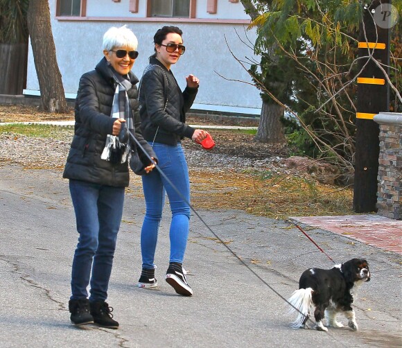 Amanda Bynes se promène avec ses parents à Thousand Oaks, le 6 décembre 2013.
