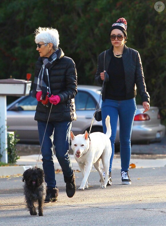 Amanda Bynes se promène avec ses parents à Thousand Oaks, le 6 décembre 2013.