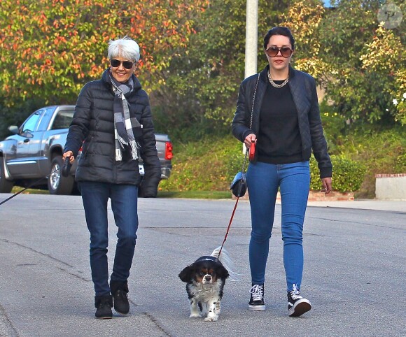 Amanda Bynes se promène avec ses parents à Thousand Oaks, le 6 décembre 2013.