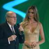 Fernanda Lima au côté de Sepp Blatter lors du tirage au sort des poules de la coupe du monde qui se déroulera au Brésil en 2014, le 6 décembre 2013 à Costa do Sauipe