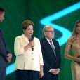Fernanda Lima au côté de Sepp Blatter, de la présidente Dilma Rousseff et de Jérôme Valck lors du tirage au sort des poules de la coupe du monde qui se déroulera au Brésil en 2014, le 6 décembre 2013 à Costa do Sauipe