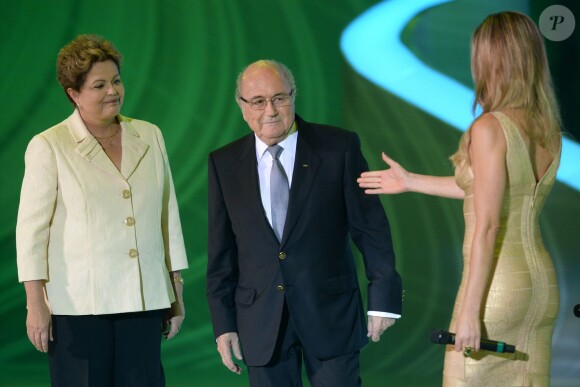 Fernanda Lima au côté de Sepp Blatter et de la présidente du Brésil Dilma Rousseff lors du tirage au sort des poules de la coupe du monde qui se déroulera au Brésil en 2014, le 6 décembre 2013 à Costa do Sauipe