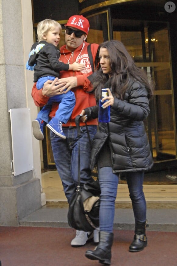 Pattie Mallette avec son ancien compagnon Jeremy Bieber et le petit Jaxon Bieber à la sortie de l'hôtel de leur fils Justin Bieber à Madrid, le 14 mars 2013.
