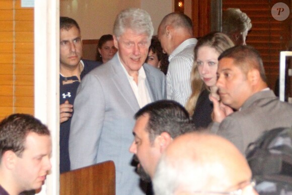 Bill Clinton et Chelsea au restaurant Sushi Leblon à Rio de Janeiro, le 7 décembre 2013.