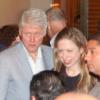 Bill Clinton et sa fille Chelsea au restaurant Sushi Leblon à Rio de Janeiro, le 7 décembre 2013.