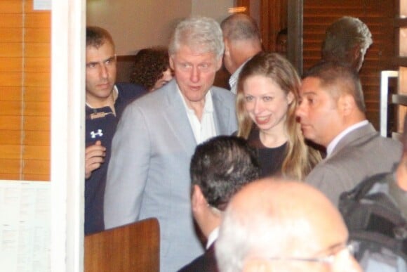 Bill Clinton et sa fille Chelsea au restaurant Sushi Leblon à Rio de Janeiro, le 7 décembre 2013.