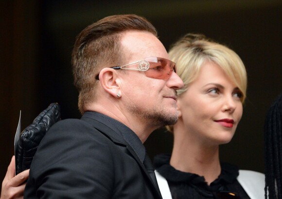 Bono et Charlize Theron lors de l'hommage à Nelson Mandela au Soccer City Stadium à Soweto, le 10 décembre 2013.