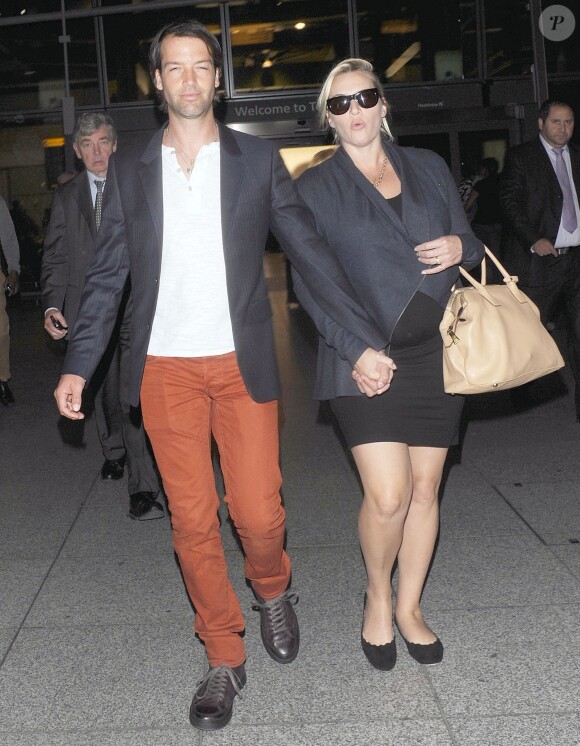 Kate Winslet enceinte de son troisième enfant, et son mari Ned Rocknroll à l'aéroport de Londres le 10 septembre 2013