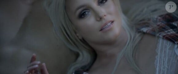 La chanteuse Britney Spears dans le clip de Perfume.