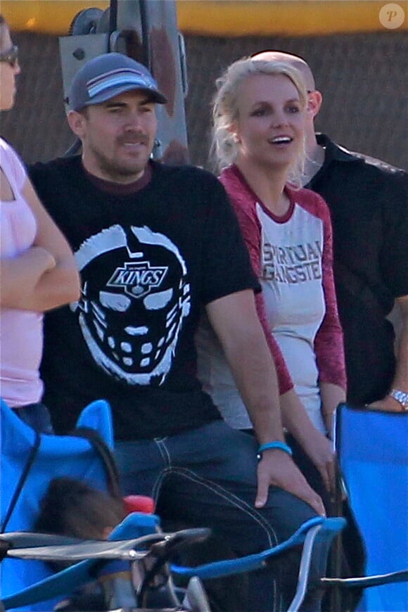 Britney Spears et son petit-ami David Lucado regardent ses fils Sean Preston et Jayden James jouer au football à Los Angeles, le 9 novembre 2013.