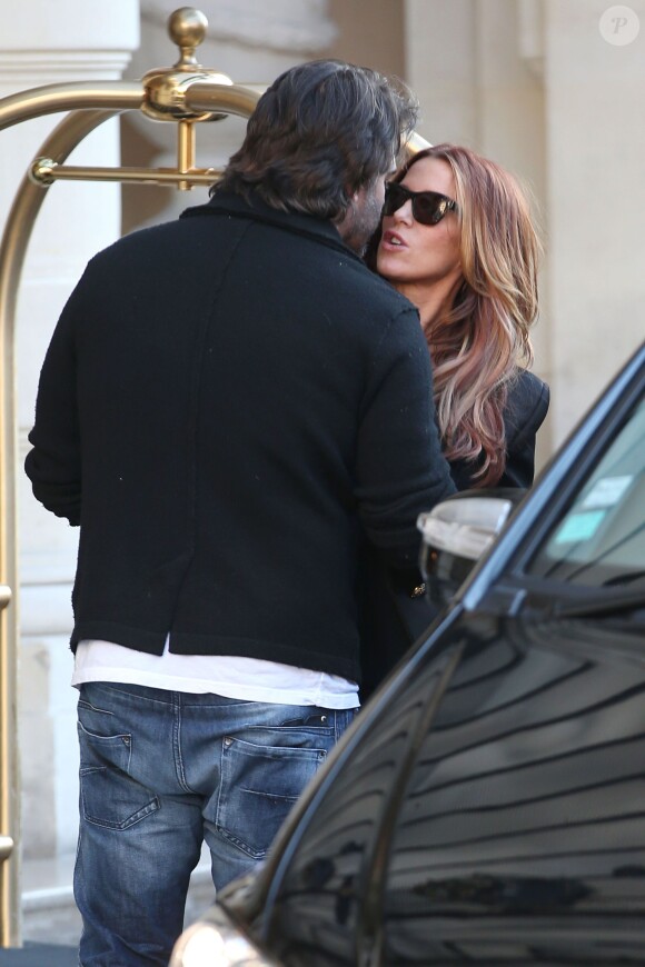 Exclusif - Poppy Montgomery et son compagnon Shawn Sanford quittent l'hôtel Shangri-La. Paris, le 10 décembre 2013.
