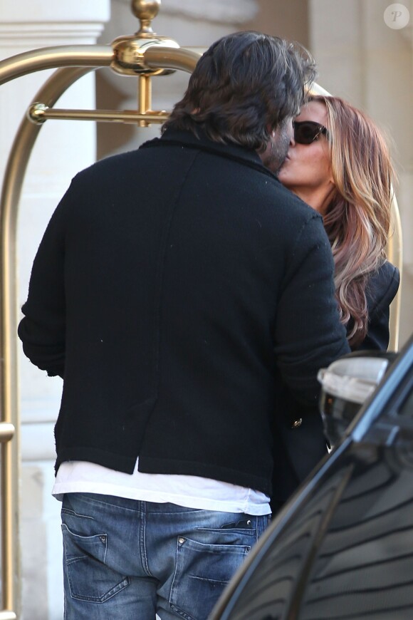 Exclusif - Poppy Montgomery et son compagnon Shawn Sanford quittent l'hôtel Shangri-La. Paris, le 10 décembre 2013.