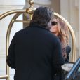 Exclusif - Poppy Montgomery et son compagnon Shawn Sanford s'embrassent à l'entrée de l'hôtel Shangri-La. Paris, le 10 décembre 2013.