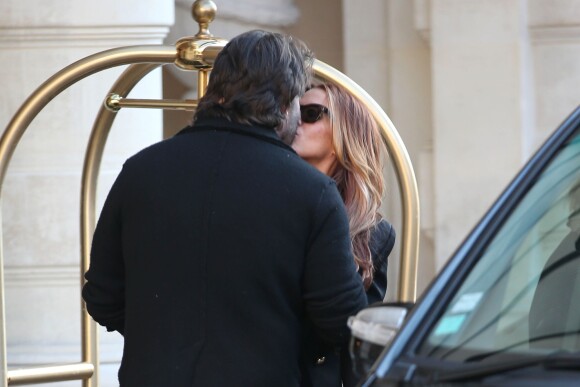 Exclusif - Poppy Montgomery et son compagnon Shawn Sanford s'embrassent à l'entrée de l'hôtel Shangri-La. Paris, le 10 décembre 2013.