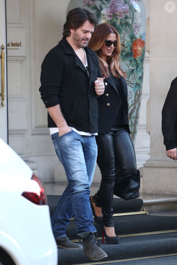 Exclusif - Poppy Montgomery et son compagnon Shawn Sanford quittent l'hôtel Shangri-La. Paris, le 10 décembre 2013.