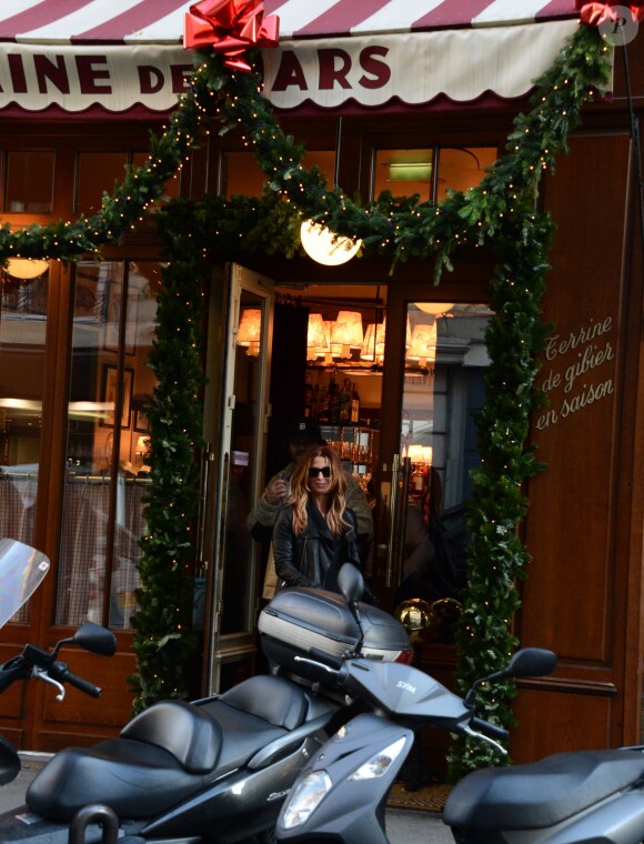 Poppy Montgomery et Shawn Sanford quittent le restaurant La Fontaine de Mars, dans le 7e arrondissement. Paris, le 9 décembre 2013.