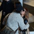 Poppy Montgomery et son chéri Shawn Sanford s'embrassent à leur arrivée à l'aéroport Roissy Charles de Gaulle. Roissy, le 9 décembre 2013.
