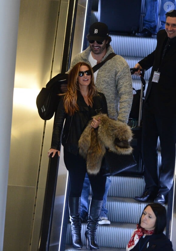 Poppy Montgomery et son chéri Shawn Sanford arrivent à l'aéroport Roissy Charles de Gaulle. Roissy, le 9 décembre 2013.