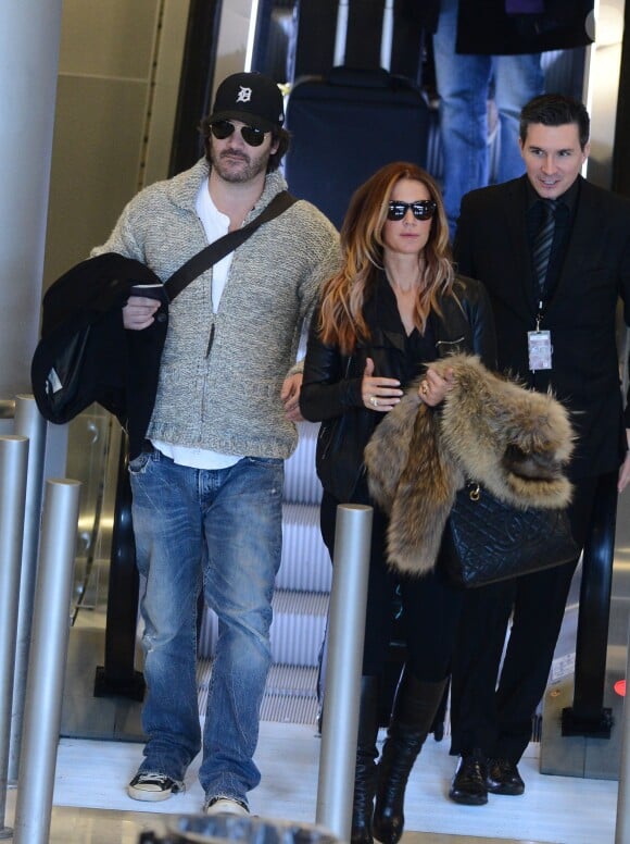 Poppy Montgomery et son chéri Shawn Sanford arrivent à l'aéroport Roissy Charles de Gaulle. Roissy, le 9 décembre 2013.