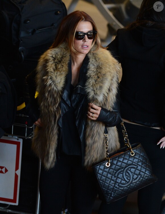 Poppy Montgomery et son chéri Shawn Sanford arrivent à l'aéroport Roissy Charles de Gaulle. Roissy, le 9 décembre 2013.