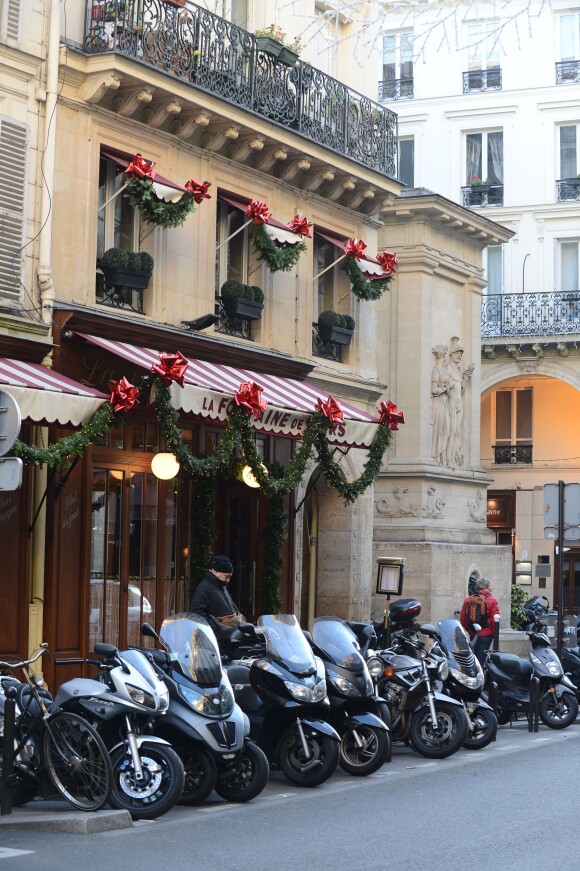Poppy Montgomery et Shawn Sanford quittent le restaurant La Fontaine de Mars, dans le 7e arrondissement. Paris, le 9 décembre 2013.