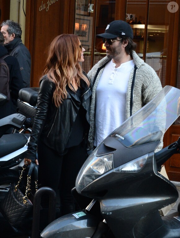 Poppy Montgomery et Shawn Sanford quittent le restaurant La Fontaine de Mars, dans le 7e arrondissement. Paris, le 9 décembre 2013.