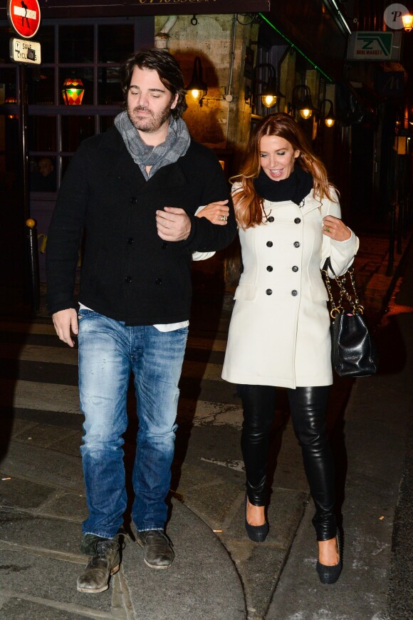Poppy Montgomery et Shawn Sanford, en amoureux à Paris, sont allés dîner au restaurant Chez Fernand avant de se rendre au Café Laurent. Paris, le 10 décembre 2013.