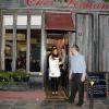 Poppy Montgomery et Shawn Sanford quittent le restaurant Chez Fernand, dans le 6e arrondissement. Paris, le 10 décembre 2013.
