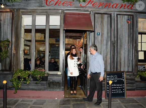 Poppy Montgomery et Shawn Sanford quittent le restaurant Chez Fernand, dans le 6e arrondissement. Paris, le 10 décembre 2013.