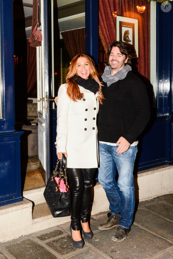 Poppy Montgomery et Shawn Sanford quittent le Café Laurent dans le 6e arrondissement. Paris, le 10 décembre 2013.