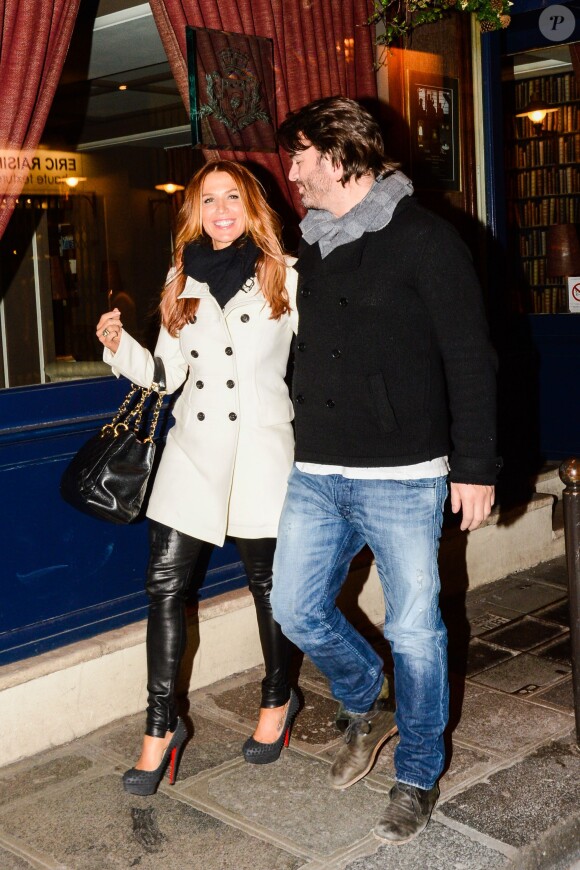 Poppy Montgomery et Shawn Sanford quittent le Café Laurent dans le 6e arrondissement. Paris, le 10 décembre 2013.