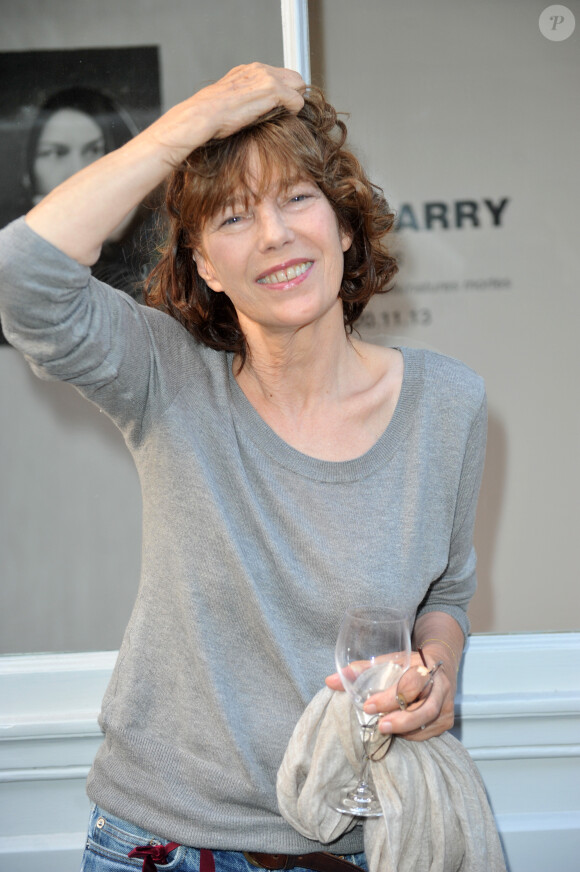 Jane Birkin à l'inauguration de la Galerie Cinéma d'Anne-Dominique Toussaint dans le troisième arrondissement de Paris qui présentait l'exposition Point of View, signée Kate Barry. Le 26 septembre 2013.