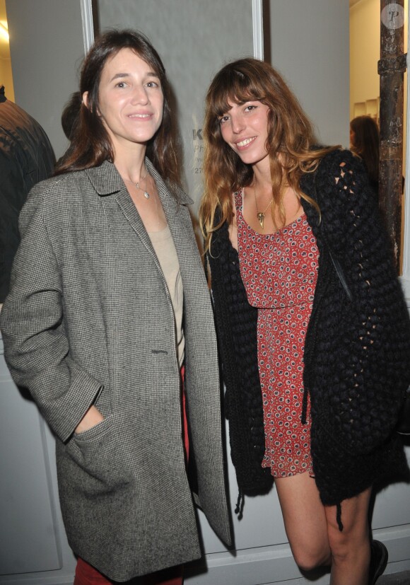 Lou Doillon et Charlotte Gainsbourg à l'inauguration de la Galerie Cinéma d'Anne-Dominique Toussaint dans le troisième arrondissement de Paris qui présentait l'exposition Point of View, signée Kate Barry. Le 26 septembre 2013.