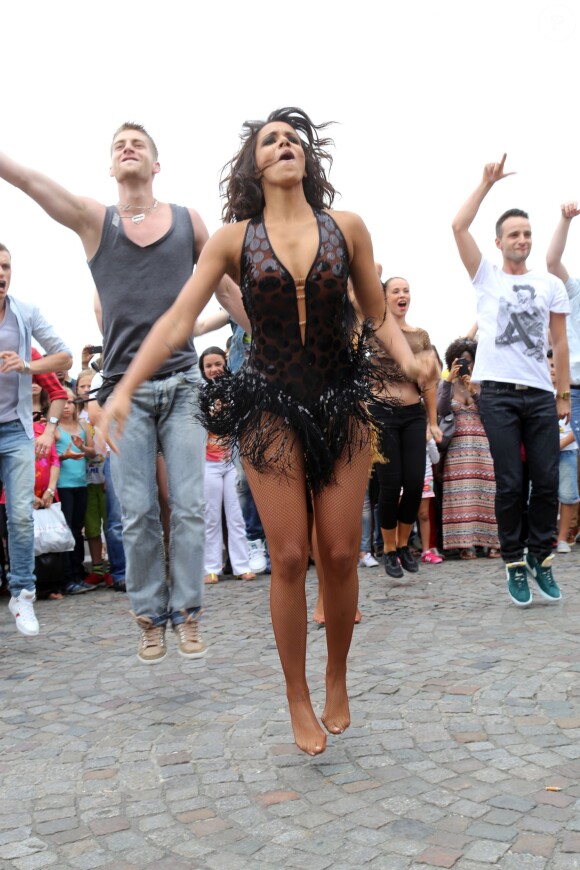 La chanteuse Shy'm et le danseur Chris Marques font le buzz au Sacré Coeur pour la prochaine saison de "Danse avec les stars" à Paris, le 2 juillet 2013.