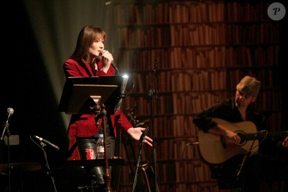 Carla Bruni chante à Sainte-Maxime le 7 decembre 2013. Photo exclusive