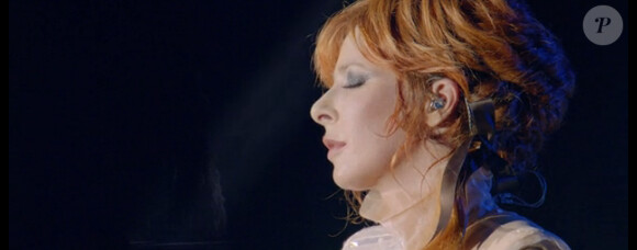 Mylène Farmer, dans le clip live de "Diabolique mon ange". Extrait du DVD Timeless 2013.