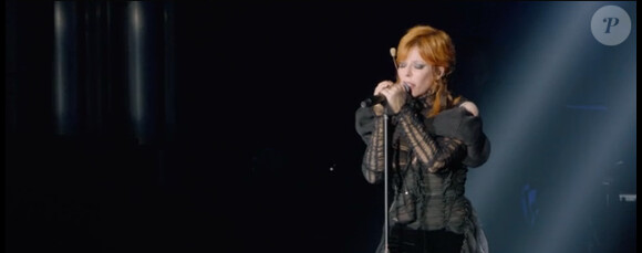 Mylène Farmer, dans le clip live de "Diabolique mon ange". Extrait du DVD Timeless 2013.