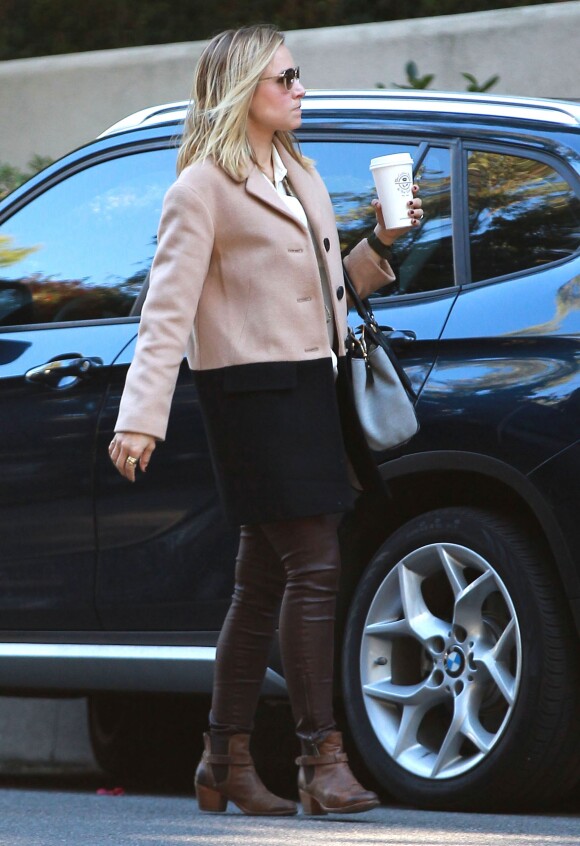 Kristen Bell quittant la Baby-shower organisée par Emily Blunt, enceinte de son premier enfant, à Los Angeles le 14 décembre 2013