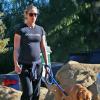 Emily Blunt (enceinte) promenant son chien dans un parc à Hollywood, le 14 décembre 2013