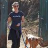 Emily Blunt (enceinte) promenant son chien dans un parc à Hollywood, le 14 décembre 2013