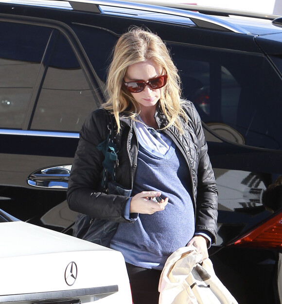 L'actrice Emily Blunt, enceinte, allant à un cours de gym à Los Angeles, le 10 décembre 2013